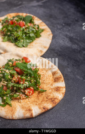 Insalata tabulé è un tradizionale medio orientale o piatto arabo. Vegetariano con insalata di prezzemolo, menta, il bulgur, pomodoro. Esso può essere consumato come alimento per l'Iftar o Foto Stock