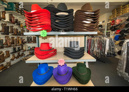 Interno della Wild Wild Western usura negozio specializzato in Farnborough, Hampshire, Regno Unito, con cappelli da cowboy, stivali e altri accessori sul display Foto Stock