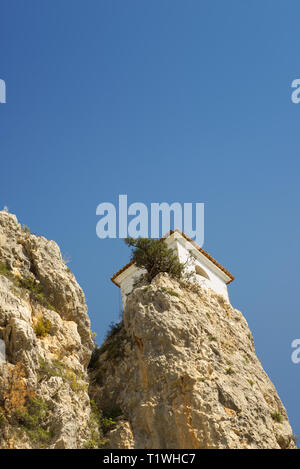 La torre campanaria di El Castell de Guadalest, nella cittadina turistica di Guadalest, provincia di Alicante, Spagna Foto Stock