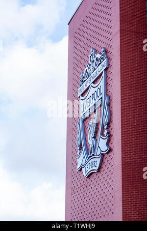 Una vista del grande Liverpool FC emblema o n i al di fuori del nuovo cavalletto principale ad Anfield, Liverpool, Regno Unito Foto Stock