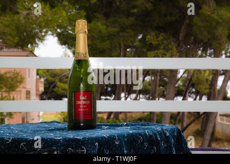 Una bottiglia di alcool su un tavolo che si affacciava su una vacanza in appartamento balcone a Maiorca. Foto Stock