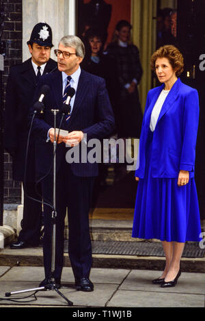 Foto: © Simon Grosset. Londra, UK, 28 novembre 1990. Giovanni principali indirizzi di premere sui passi di 10 Downing Street dopo la sua nomina come Prim Foto Stock