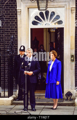 Foto: © Simon Grosset. Londra, UK, 28 novembre 1990. Giovanni principali indirizzi di premere sui passi di 10 Downing Street dopo la sua nomina come Prim Foto Stock