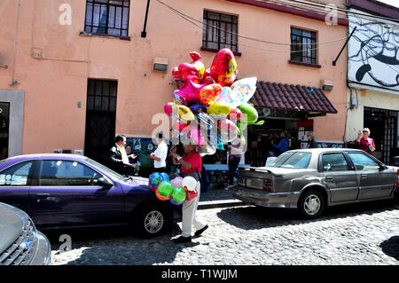 Scena di strada in Messico l'uomo dei palloncini di vendita Foto Stock