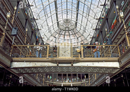 La Cleveland Arcade è una storica gemma architettonica con il suo vetro lucernario e Victorian-Era brasswork in downtown Cleveland, Ohio, USA. Foto Stock