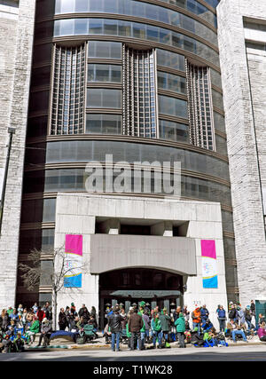 Le folle si radunano di fronte alla Cleveland Public Library su Euclid Avenue nel centro di Cleveland, Ohio, per la sfilata del 2019 di San Patrizio Day. Foto Stock