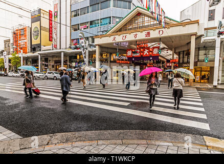 Le persone sulle strade di Hiroshima Giappone su un umido molto giorno Foto Stock