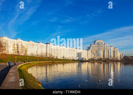 Europa, Bielorussia Minsk, Trinità sobborgo & Central Minsk riflettente nel fiume Svislach Foto Stock