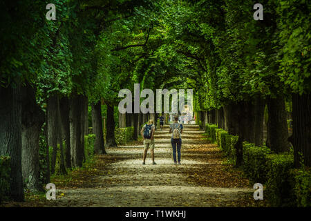 Vienna, Austria, Settembre 15, 2019 - : Turisti passeggiate nei giardini del Palazzo di Schonbrunn , un ex imperiale la residenza estiva degli Asburgo Foto Stock