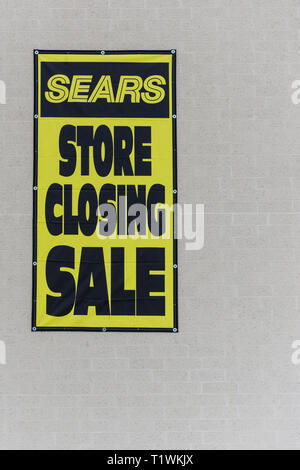 Appleton, WI - 8 Marzo 2019: un segno Sears dicendo che la chiusura del negozio vendita per andare fuori del business. Foto Stock