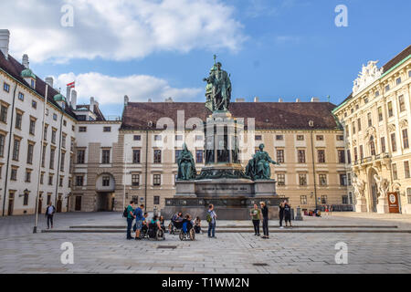 Vienna, Austria - Settembre , 15, 2019: Desabled persone in sedia a rotelle prendere tour guidato di Vienna le attrazioni turistiche e guardare il monumento a Foto Stock