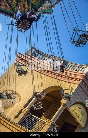 Vienna, Austria - Settembre , 16, 2019: vista laterale dei bambini divertirsi presso la filatura Luftikus giostra o catena corsa di oscillazione, nel parco divertimenti Prater Foto Stock