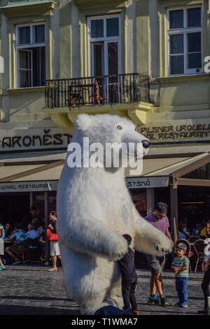 Praga, Repubblica Ceca - Settembre , 17, 2019: divertenti i bambini stanno giocando con un gigante gonfiabile orso polare in Piazza della Città Vecchia Foto Stock