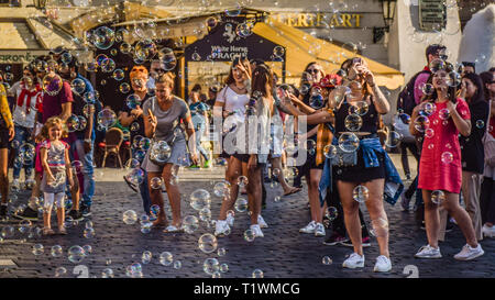 Praga, Repubblica Ceca - Settembre , 17, 2019: Street performer rendendo le bolle per intrattenere le persone a Staromestske namesti, la Piazza della Città Vecchia Foto Stock