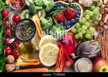 Prodotti naturali ricchi di antiossidanti e vitamine. Sana e pulita detox food - Ortaggi e legumi, frutta, superfoods Foto Stock