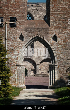 L'ingresso del medievale monastero Pirita a Tallinn in Estonia. L'arcata in pietra costituisce una forma che sembra quasi un casco. Foto Stock