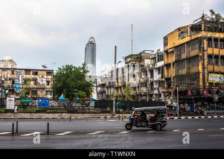 Un Tuk Tuk nel traffico di Bangkok, Tailandia Foto Stock
