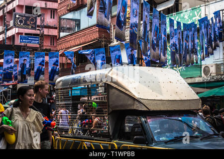 La gente celebra il Thai nuovo anno di Songkran in Khaosan Road, Bangkok in Thailandia Foto Stock