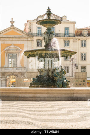 Una bella, ornati, fontana classica sulla pubblica piazza nel centro di Lisbona, Portogallo Foto Stock