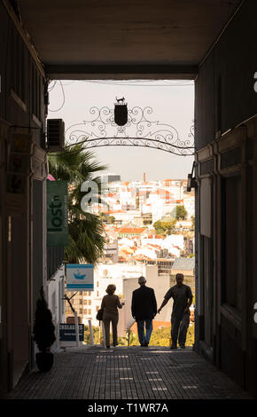 Gruppo di persone a piedi attraverso un passaggio nel Barrio Alto quartiere. Lisbona, Portogallo europeo urban nella vita della città. Foto Stock