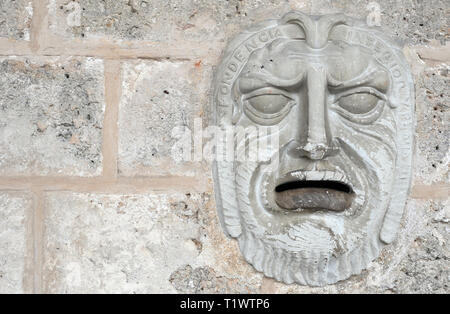 Una maschera unica di pietra a forma di postbox nella parete della Casa del Marqués de Arcos, un ex ufficio postale in Plaza de la Catedral nella Vecchia Havana, Cuba. Foto Stock