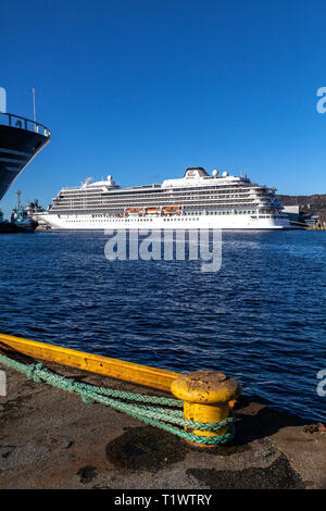 Nave da crociera Viking Sky (a Skolten terminale), porto di Bergen, Norvegia. Rimorchiatori vivax e Silex sul lato sinistro. Foto Stock