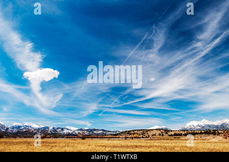 Insolite formazioni cloud contro il cielo blu cobalto su montagne rocciose; central Colorado; USA Foto Stock