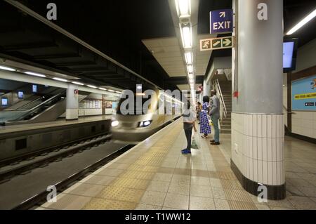 Treno tirando in Rosebank stazione Gautrain, Johannesburg Gauteng Foto Stock