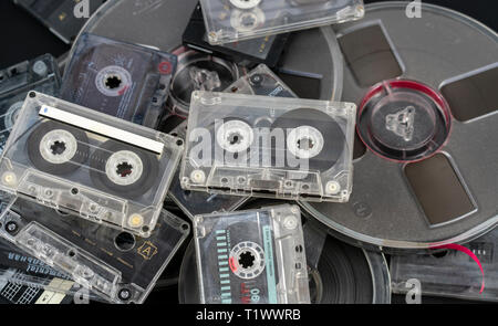 Molti differenti di audiocassette e di nastri audio in bobine. Foto Stock