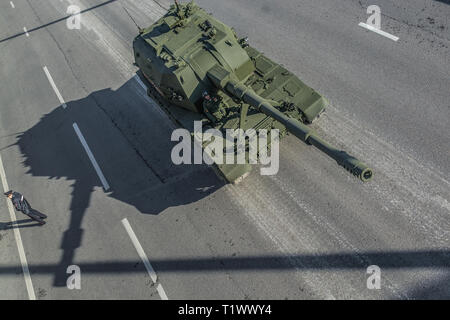 Mosca, 9 maggio 2015. Moderne semoventi di artiglieria 2S35 Koalitsiya-SV ritorna dalla Piazza Rossa dopo la vittoria parata del giorno, vista dall'alto. Foto Stock