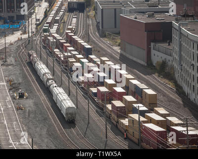 MONTREAL, Canada - 8 Novembre 2018: Railyard con contenitore treni e carri in piedi nel porto industriale di Montreal nel Quebec, uno dei principali Foto Stock