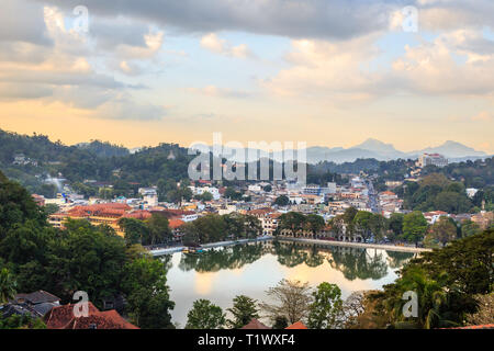 Srilankan Kandy panorama cittadino con il lago in primo piano, provincia centrale, Sri Lanka Foto Stock
