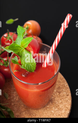 I succhi di pomodoro e i pomodori freschi Foto Stock