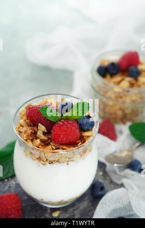 Sana Colazione Granola Parfait di yogurt con frutta fresca e bacche, il fuoco selettivo Foto Stock