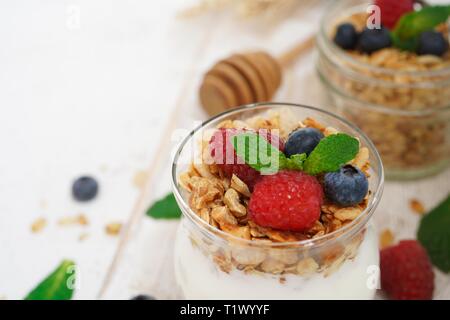 Sana Colazione Granola Parfait di yogurt con frutta fresca e bacche, il fuoco selettivo Foto Stock