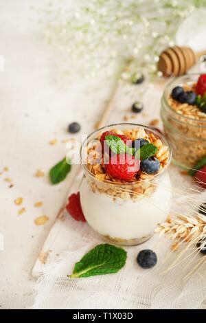 Sana Colazione Granola Parfait di yogurt con frutta fresca e bacche, il fuoco selettivo Foto Stock