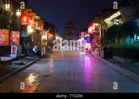 Di Pingyao, Cina - 08 14 2016: Case, luci in una strada di Pingyao. La vita notturna a Pingyao, Shanxi, Cina. La città antica di Pingyao è un famoso turi Foto Stock