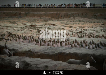 Alcuni soldati di terracotta dell'Esercito di Terracotta, parte del Mausoleo del primo imperatore di Qin e un Sito Patrimonio Mondiale dell'UNESCO in Xian, Shaanxi, Chi Foto Stock