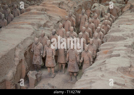 Alcuni soldati di terracotta dell'Esercito di Terracotta, parte del Mausoleo del primo imperatore di Qin e un Sito Patrimonio Mondiale dell'UNESCO in Xian, Shaanxi, Chi Foto Stock