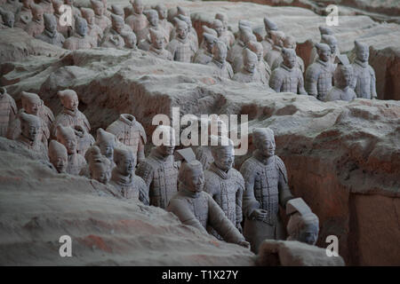 Alcuni soldati di terracotta dell'Esercito di Terracotta, parte del Mausoleo del primo imperatore di Qin e un Sito Patrimonio Mondiale dell'UNESCO in Xian, Shaanxi, Chi Foto Stock