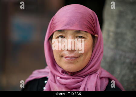 Xian, Shaanxi, Cina - 08 11 2016: Coppia musulmana cinese Hui donna che indossa il hijab e sorridente Foto Stock