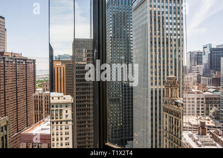 Gli edifici del centro di Chicago si è fratturato e riflessa in specchi multipli e windows Foto Stock