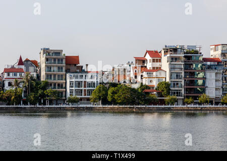 Quan Tay Ho oppure Westlake del distretto di Hanoi. In riva al lago dei Tay con edifici residenziali e ristoranti. Il Vietnam. Foto Stock