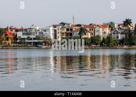 Quan Tay Ho oppure Westlake del distretto di Hanoi. In riva al lago dei Tay con edifici residenziali e ristoranti. Il Vietnam. Foto Stock