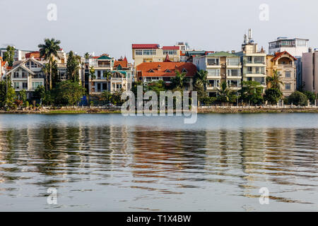 Quan Tay Ho oppure Westlake del distretto di Hanoi. In riva al lago dei Tay con edifici residenziali e ristoranti. Il Vietnam. Foto Stock