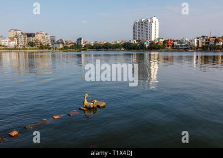 Quan Tay Ho oppure Westlake del distretto di Hanoi. In riva al lago dei Tay con residentian edifici e ristoranti. Il Vietnam. Foto Stock