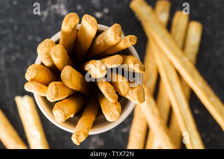 Italian grissini grissini. Grissini gustosi snack in tazza. Vista dall'alto. Foto Stock