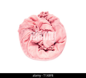 Delicato, tenero e accartocciata intrecciati in un cerchio di tessuto di colore rosa è isolato su uno sfondo bianco. Foto Stock