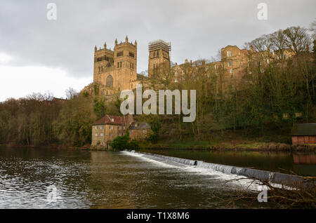 La Cattedrale di Durham sul fiume usura, Durham, County Durham, Inghilterra, Febbraio 2019 Foto Stock