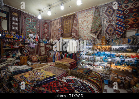 Artigianato tradizionale in un bazar di Teheran, Iran Foto Stock